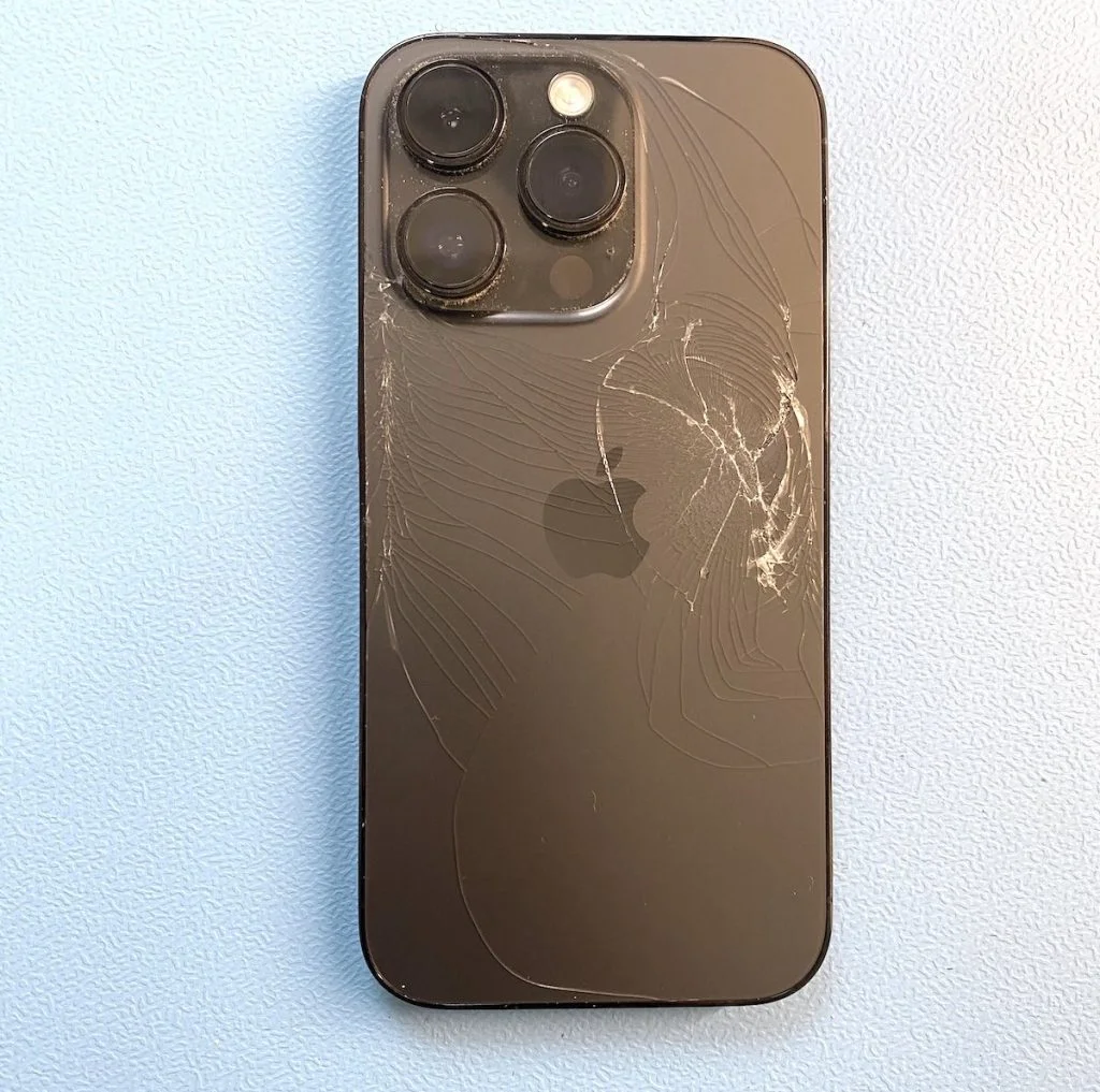 iPhone 14 Pro Graphit zersplitterte Rueckseite 1 1024x1017 1