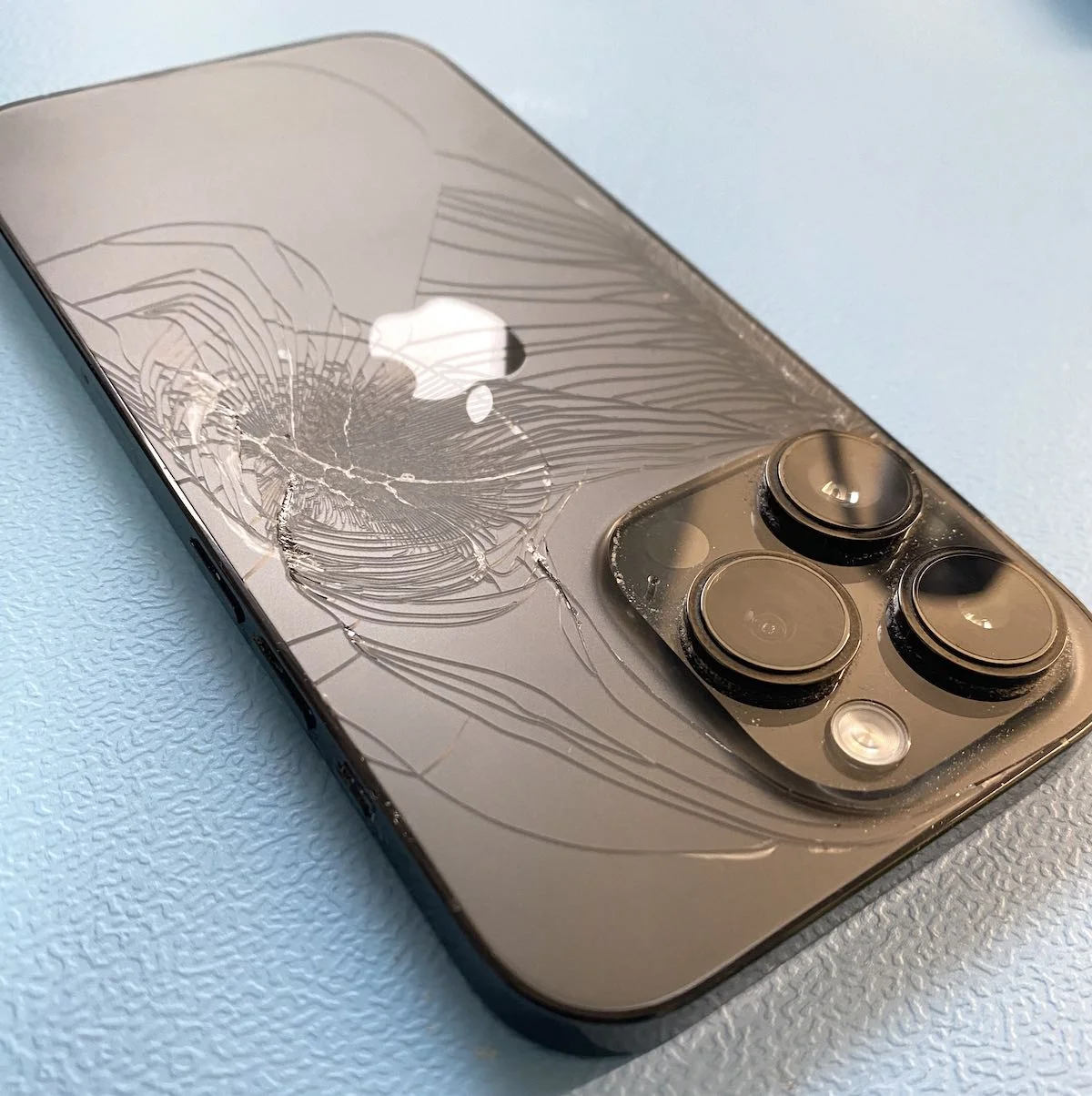 iPhone 14 Pro Reparatur kaputter Rueckseite